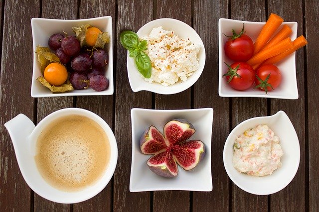 misky s ovocem a zeleninou s kávou