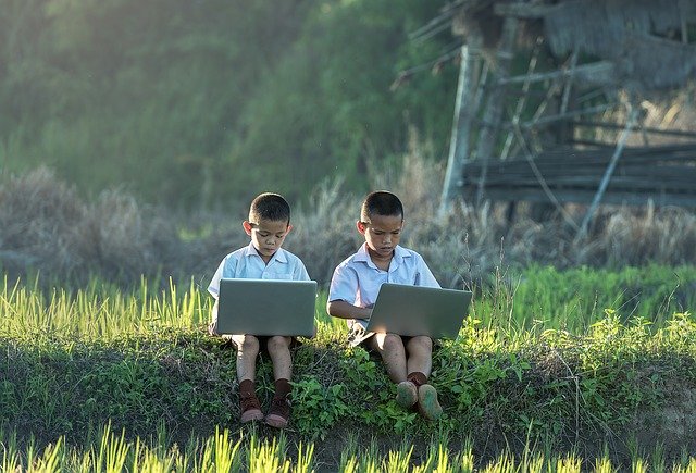 děti používající notebook
